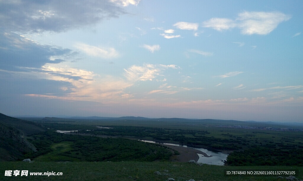 黄昏下的河谷风光