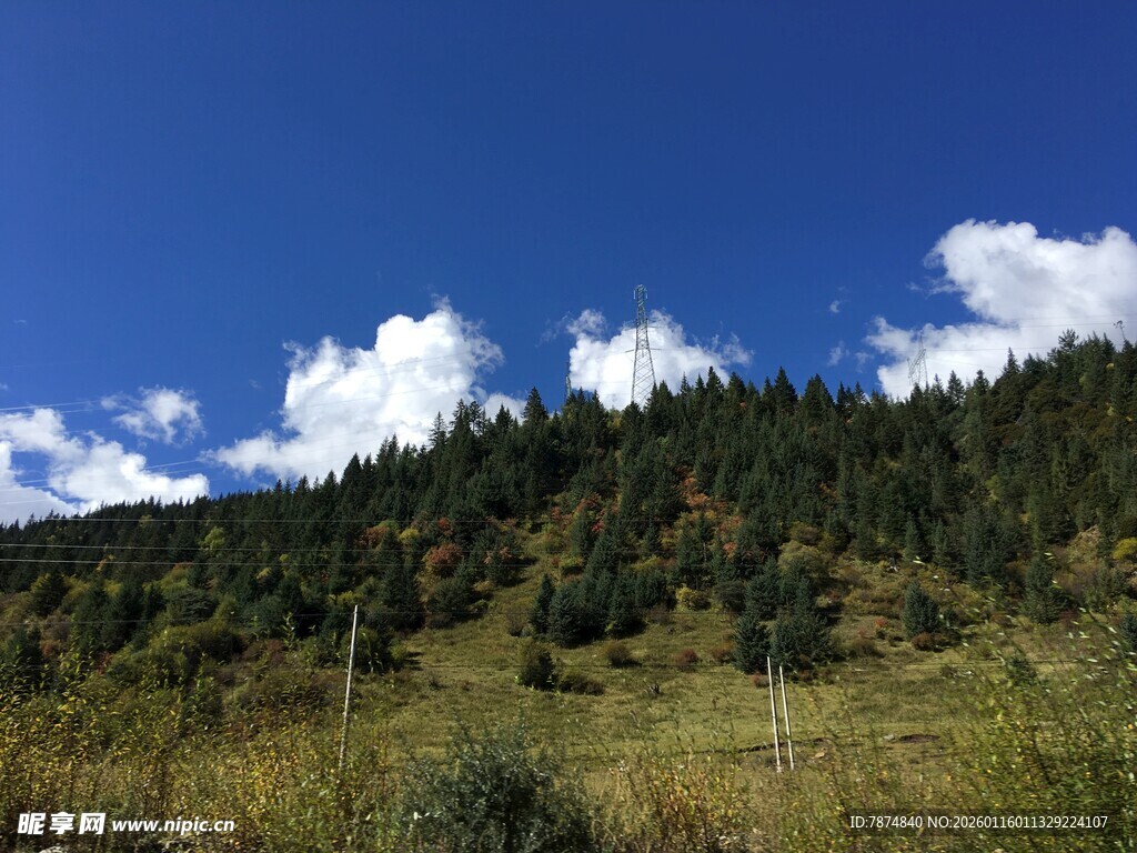 青山蓝天间的自然美景