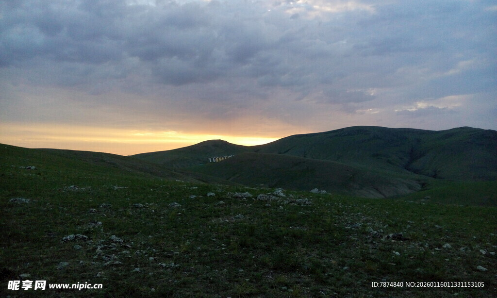 黄昏下的山峦美景