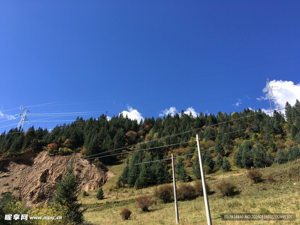 山间美景 蓝天绿树相映