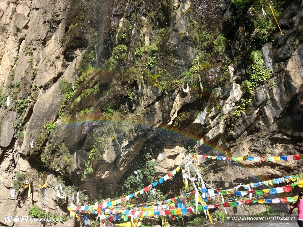 山间崖壁悬挂多彩经幡