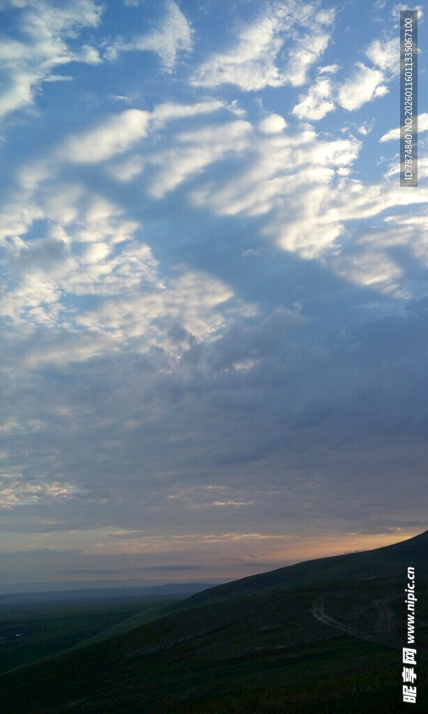 黄昏时分的山峦与天空