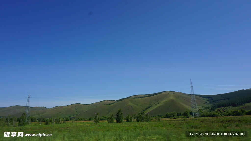 蓝天绿野间的秀丽山景