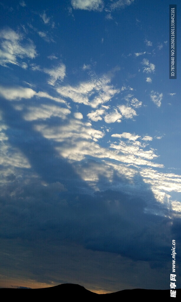 黄昏时分的壮丽天空景观