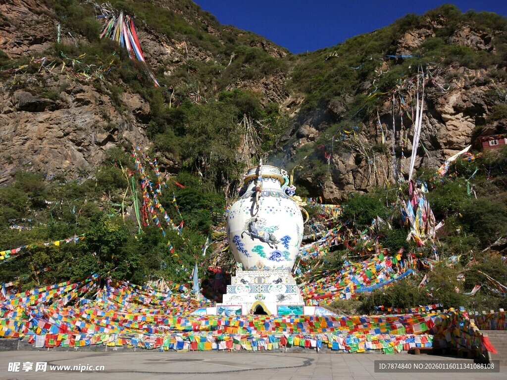 山间白塔与五彩经幡景观