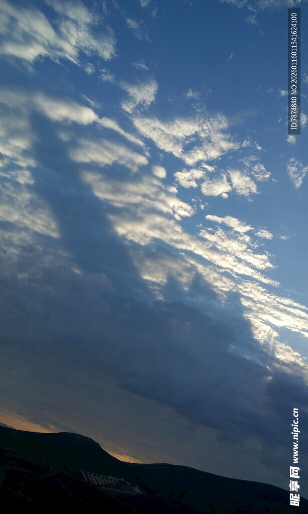 天空云彩与远山美景