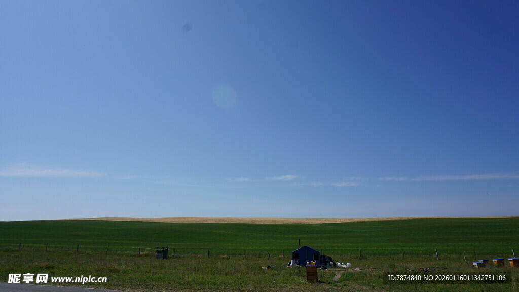 草原风光中的车辆与蓝天