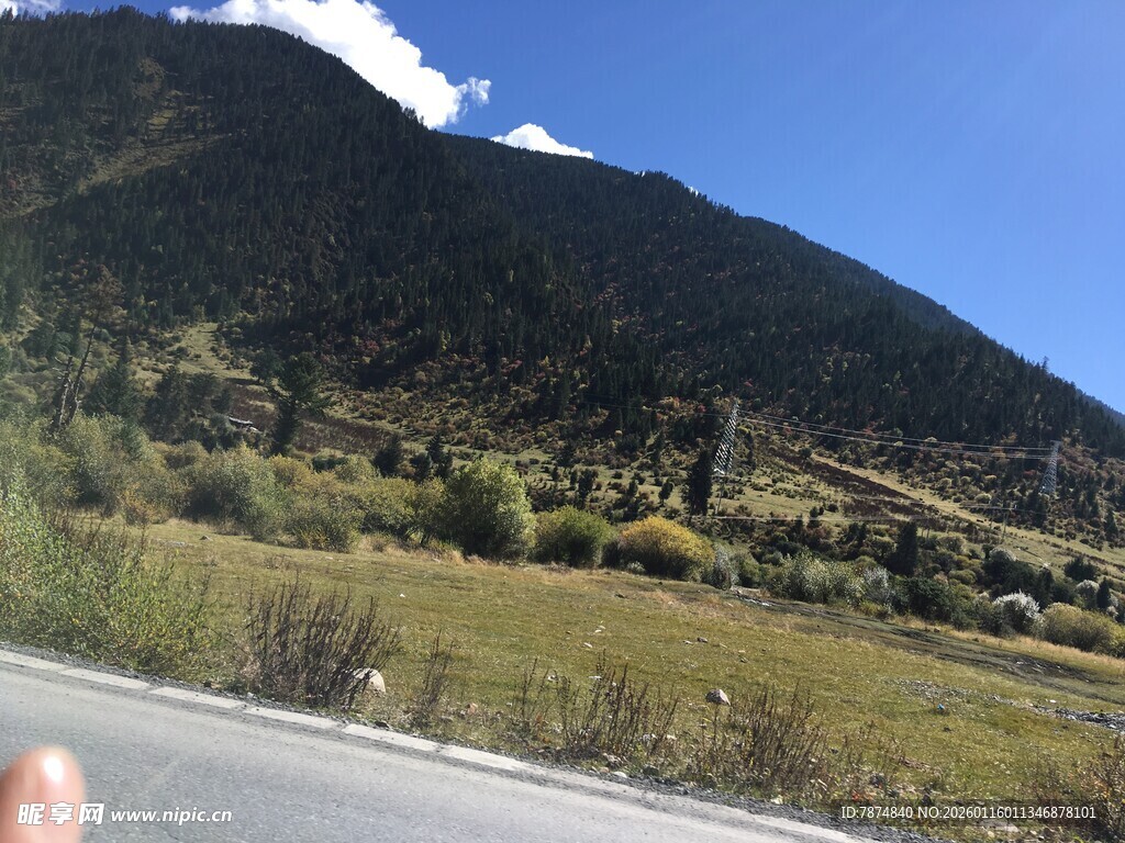 公路旁的青山与开阔景致