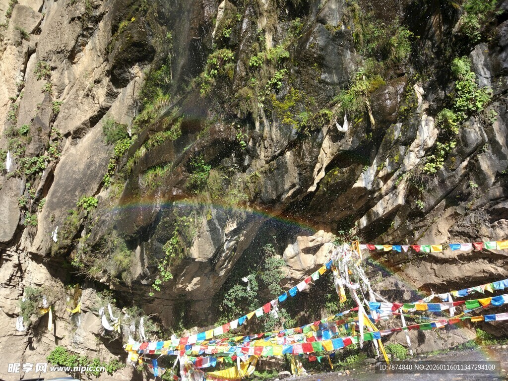 山间经幡悬挂于陡峭崖壁