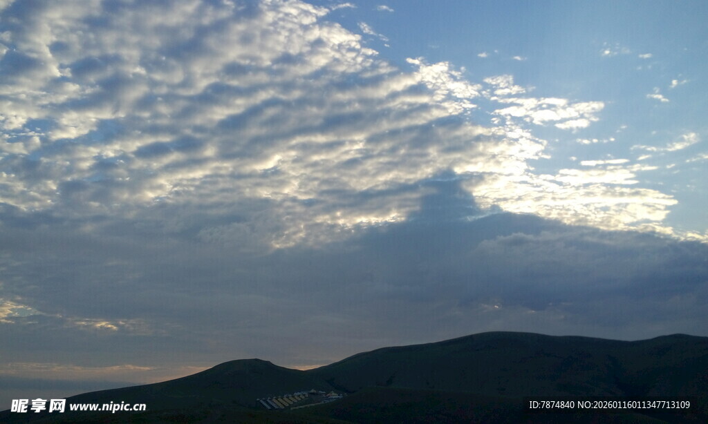 山间云海蓝天美景