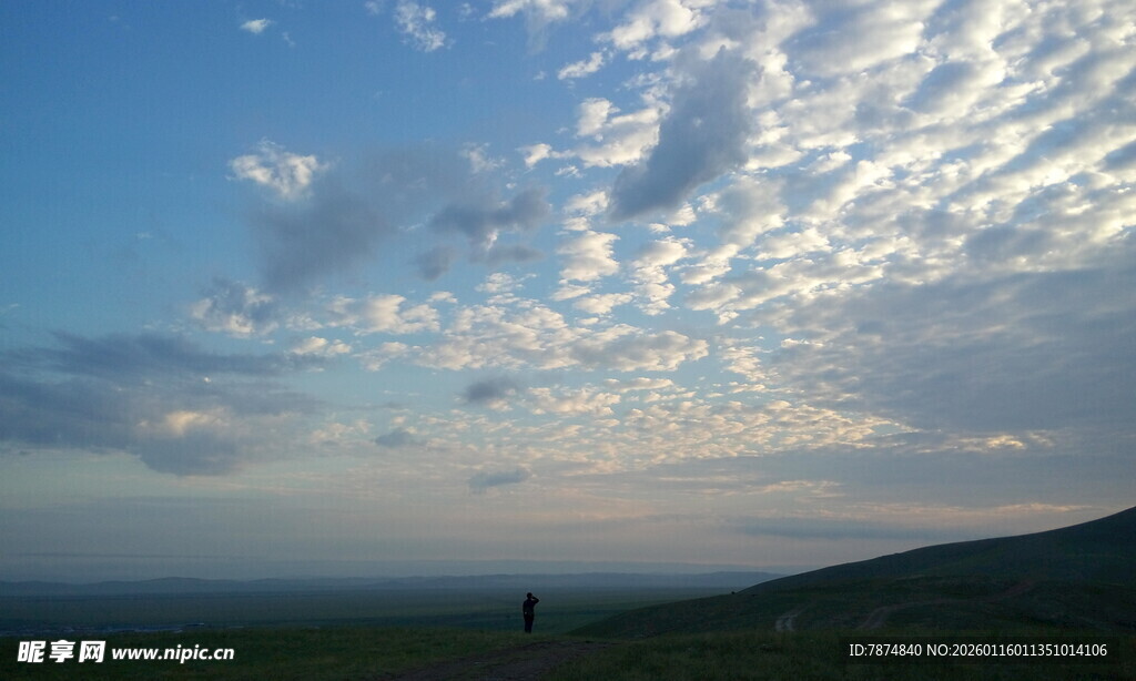 旷野上的独行者与美丽天空