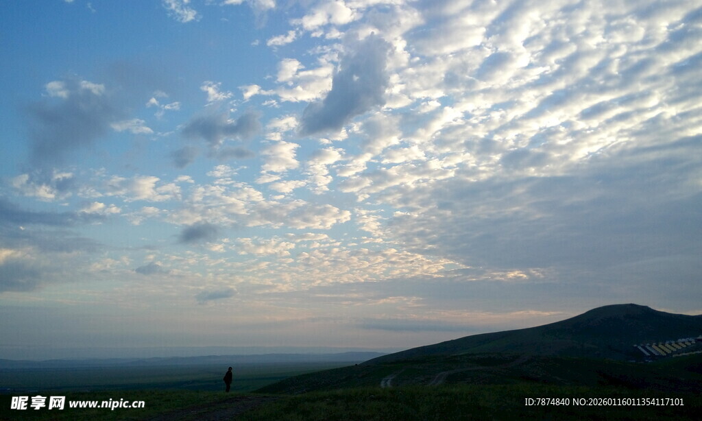 天边云霞下的山峦美景