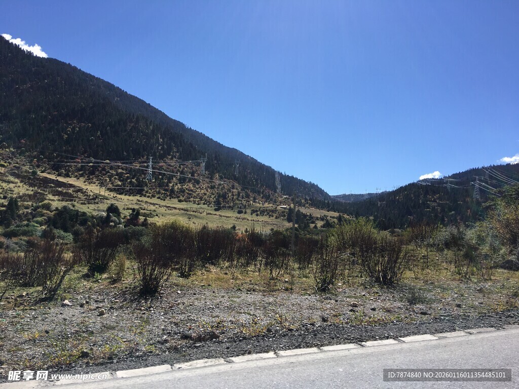 山间公路旁的开阔风景