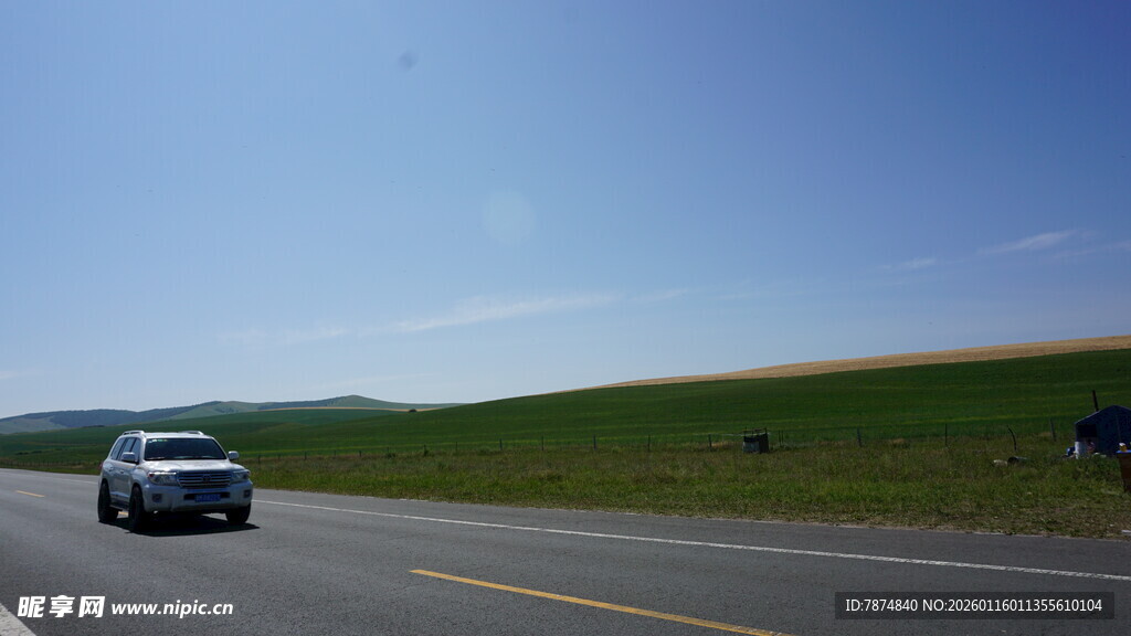 公路上行驶的汽车