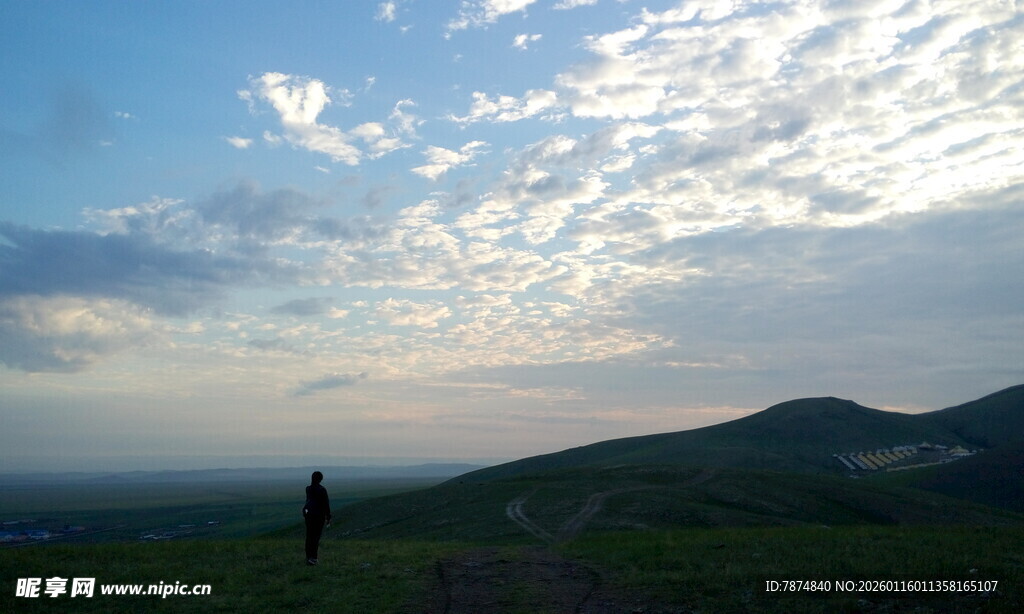 黄昏下的远山与天际