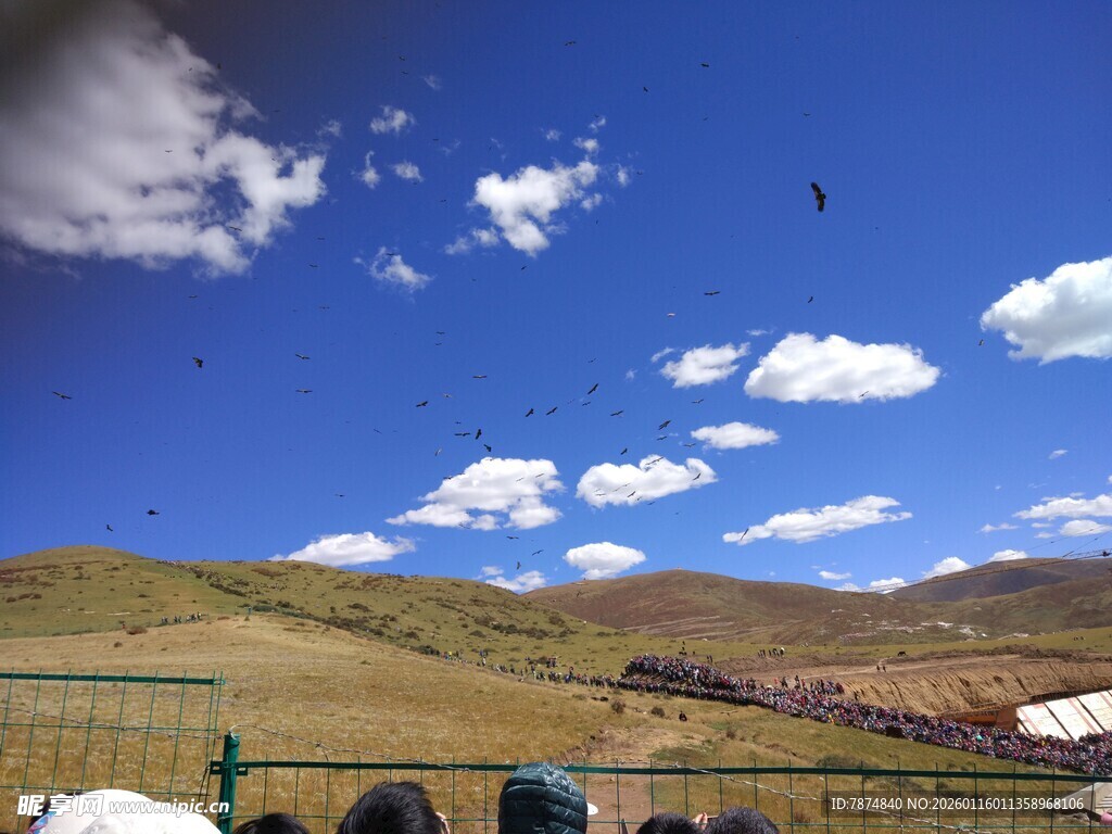 草原蓝天与帐篷风光