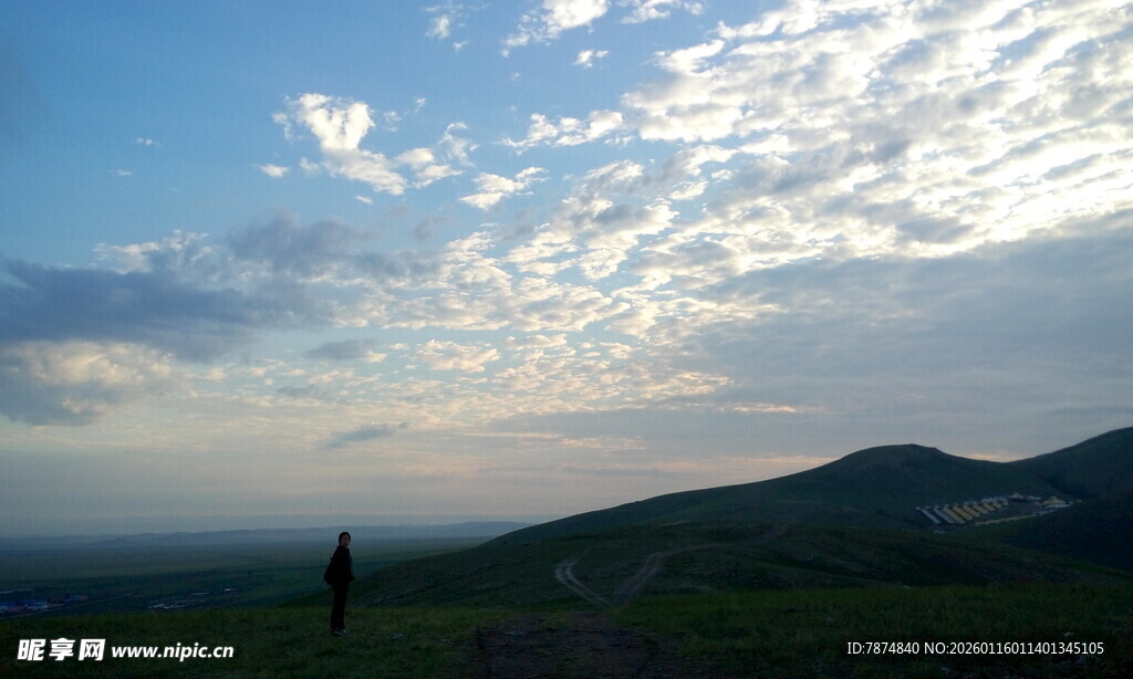 黄昏远山处的孤独身影