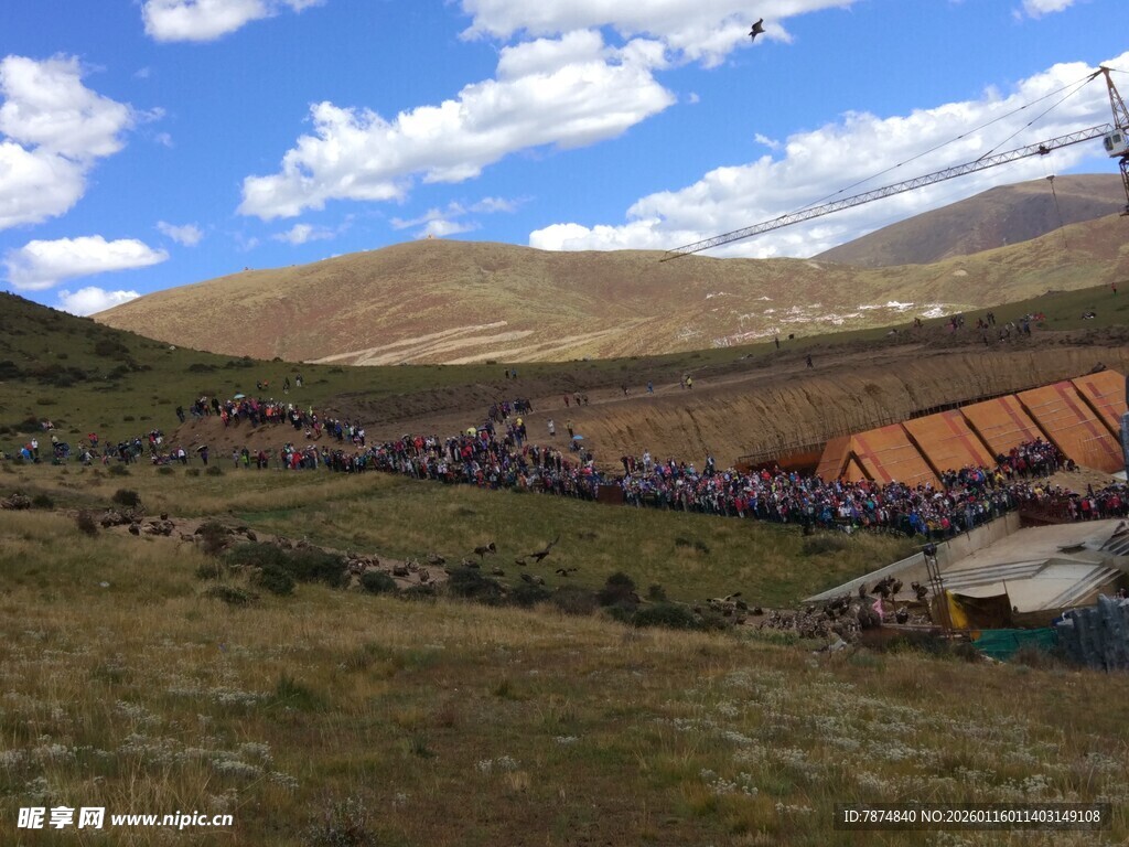 草原上的建筑与人群景观