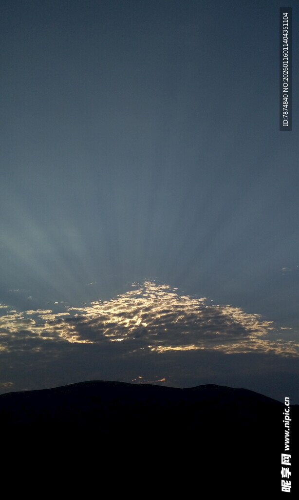 黄昏时分的天空与远山