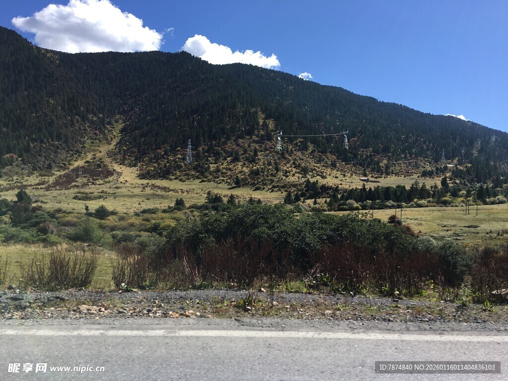 公路旁的山野风景