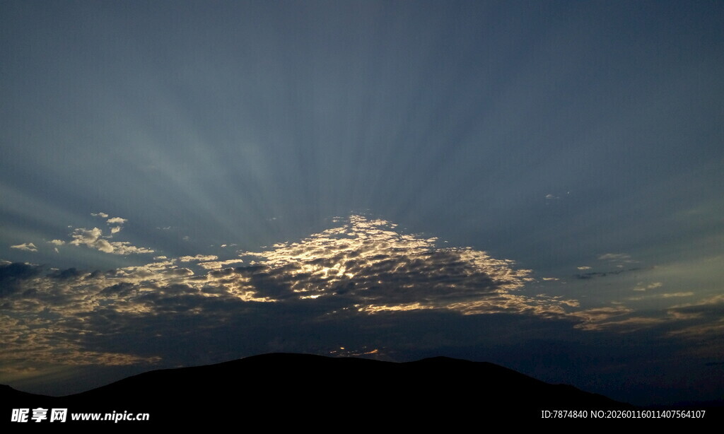 日落时分的天空与山峦