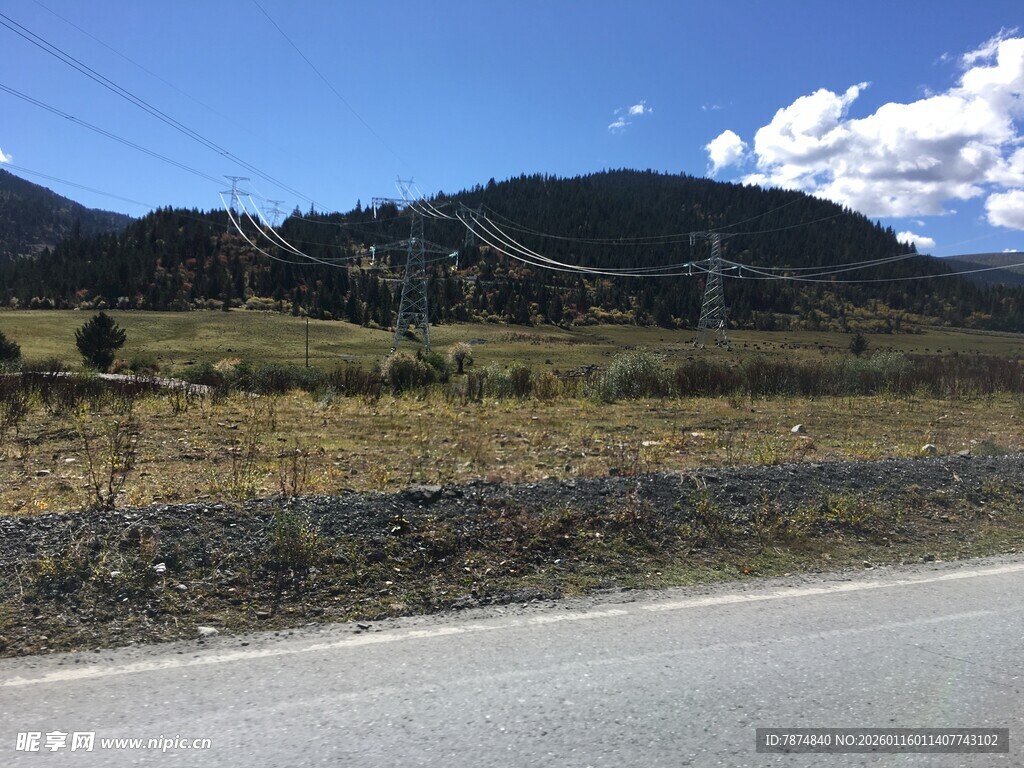 公路旁的山野风光