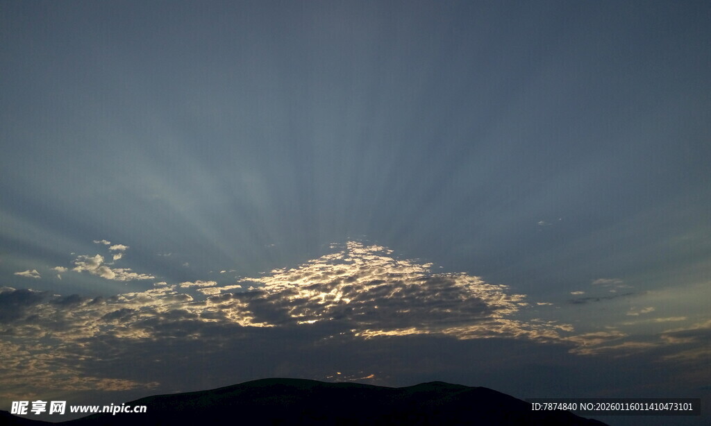 日出时分的山峦与霞光