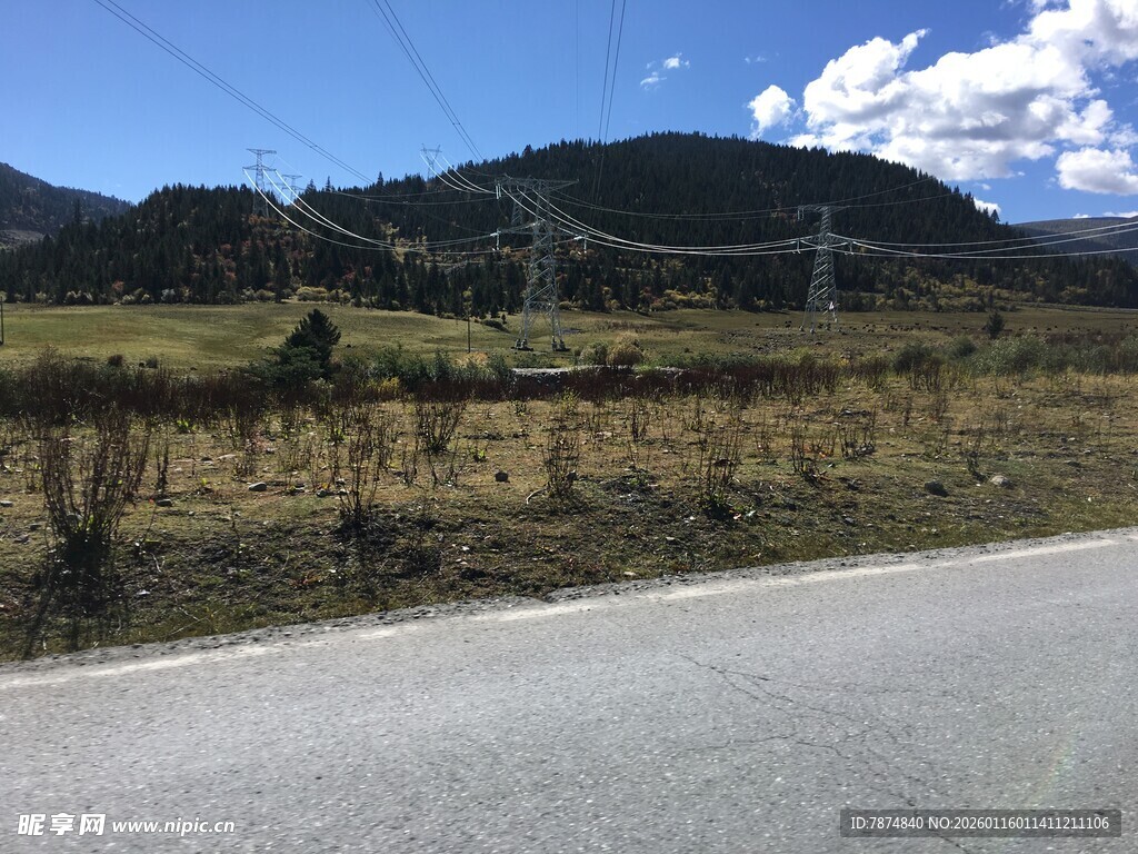 公路旁的开阔山野风光