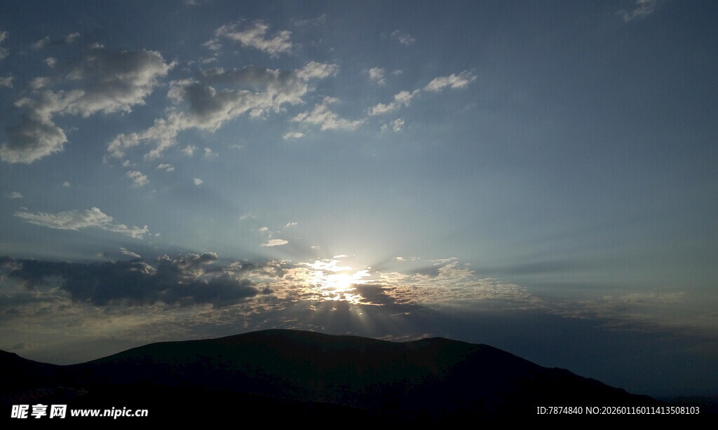 日出时分的山峦与云霞
