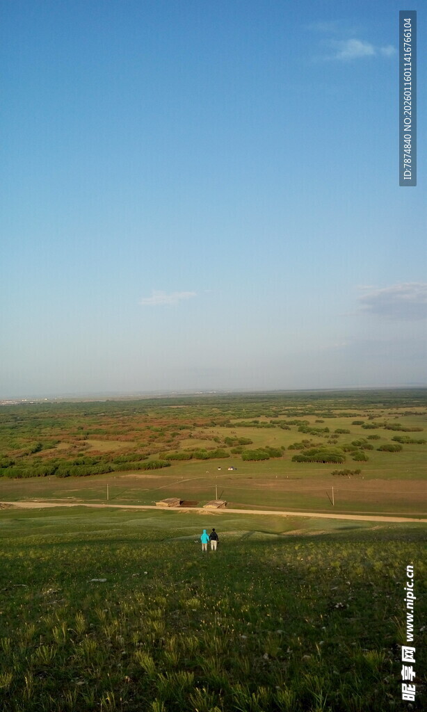 广阔田野上的孤独身影