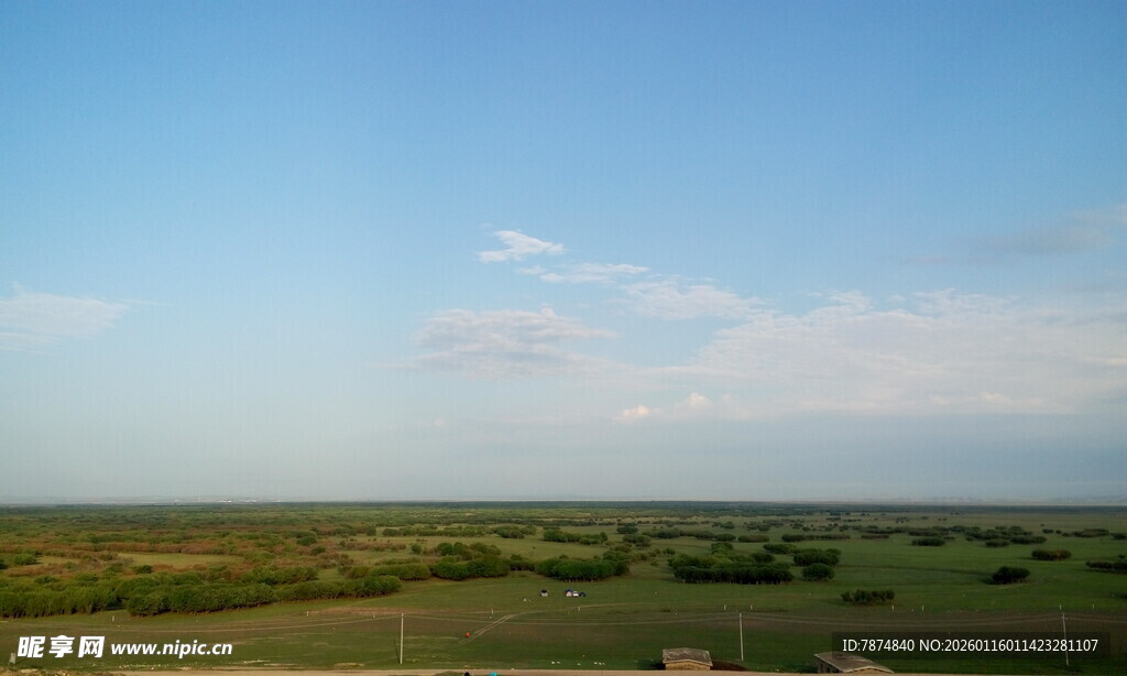 广袤草原上的晴朗天空