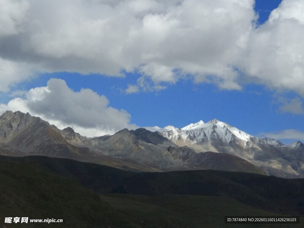 雪山蓝天壮丽自然景观