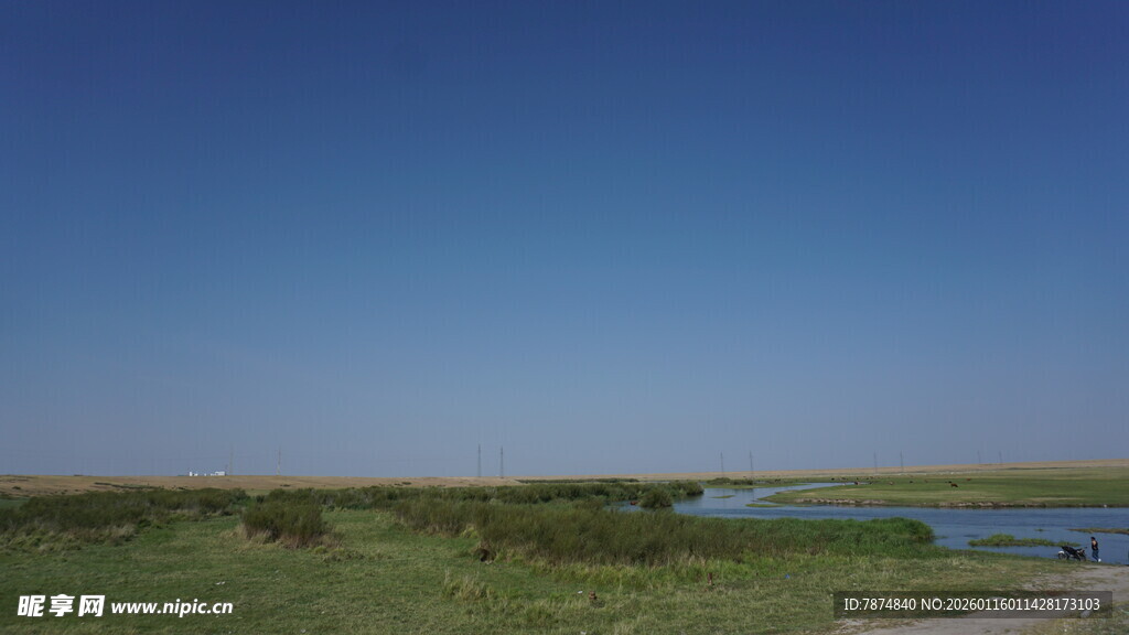 广袤草原上的宁静水域
