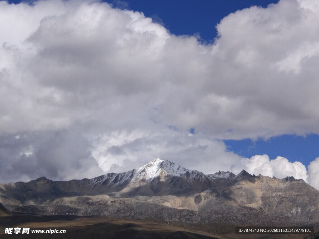 雪山云海壮丽风光