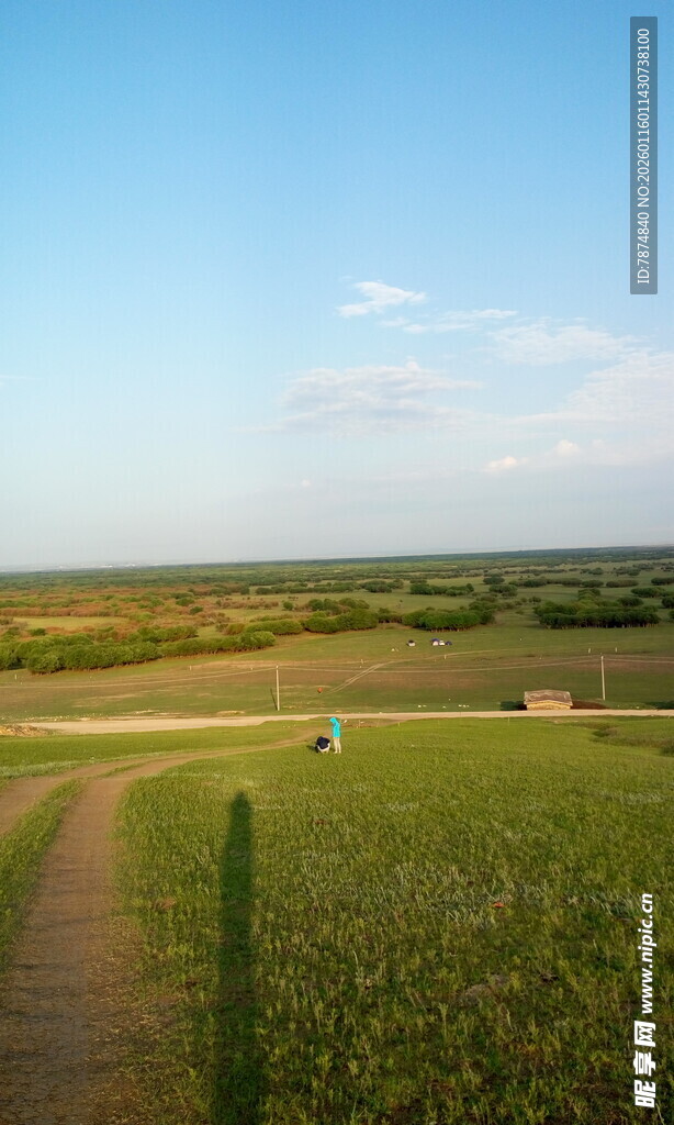 田野小径上的悠然漫步