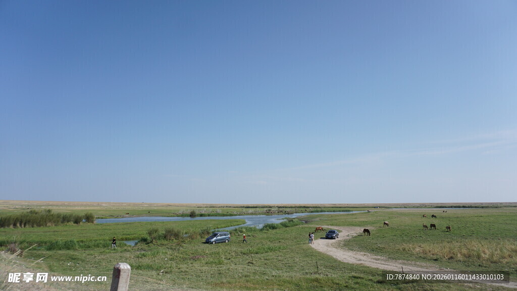 广袤草原中的开阔水域
