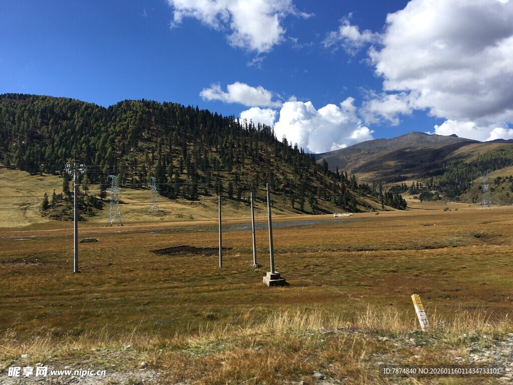 草原山峦蓝天美景