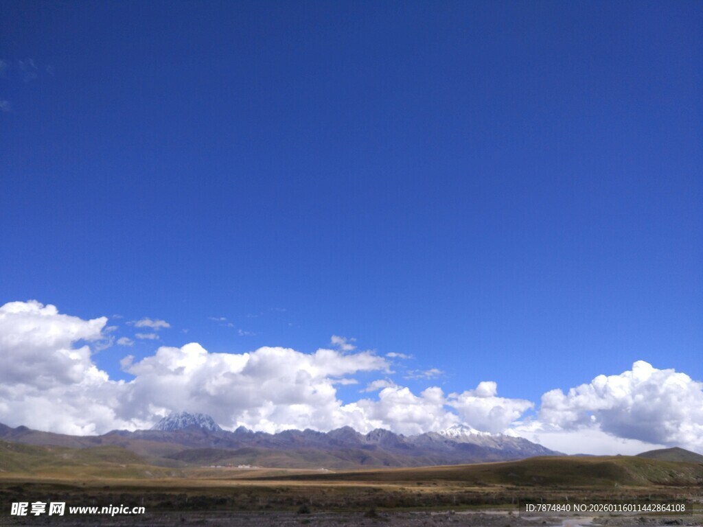 蓝天之下的广袤草原与云朵