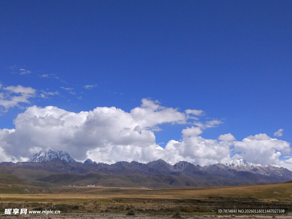 蓝天白云下的壮丽山脉