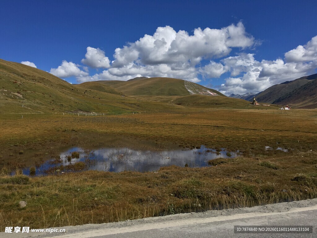 山间公路旁的美丽水泊