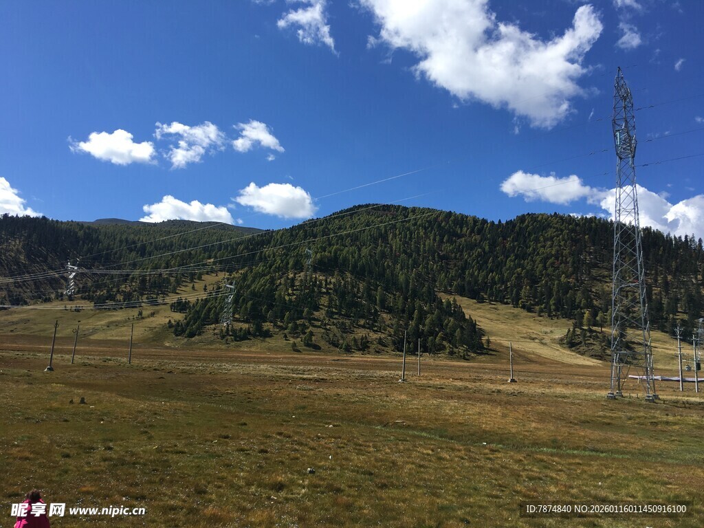 草原山峦蓝天美景