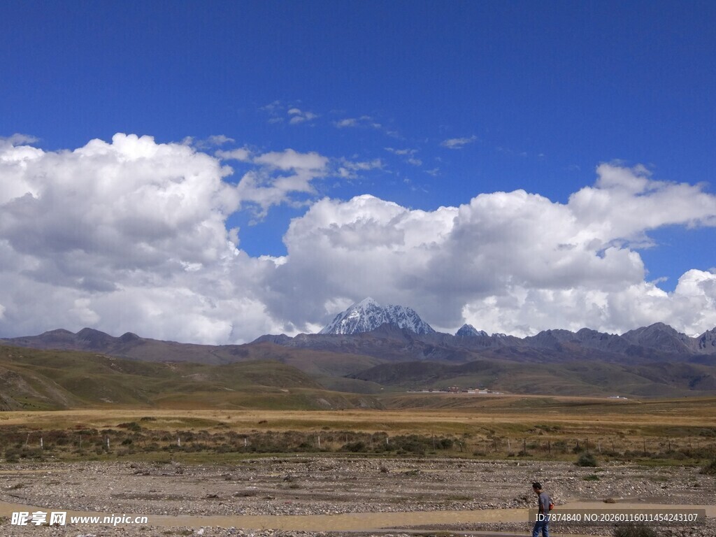 旷野蓝天间的孤独行者