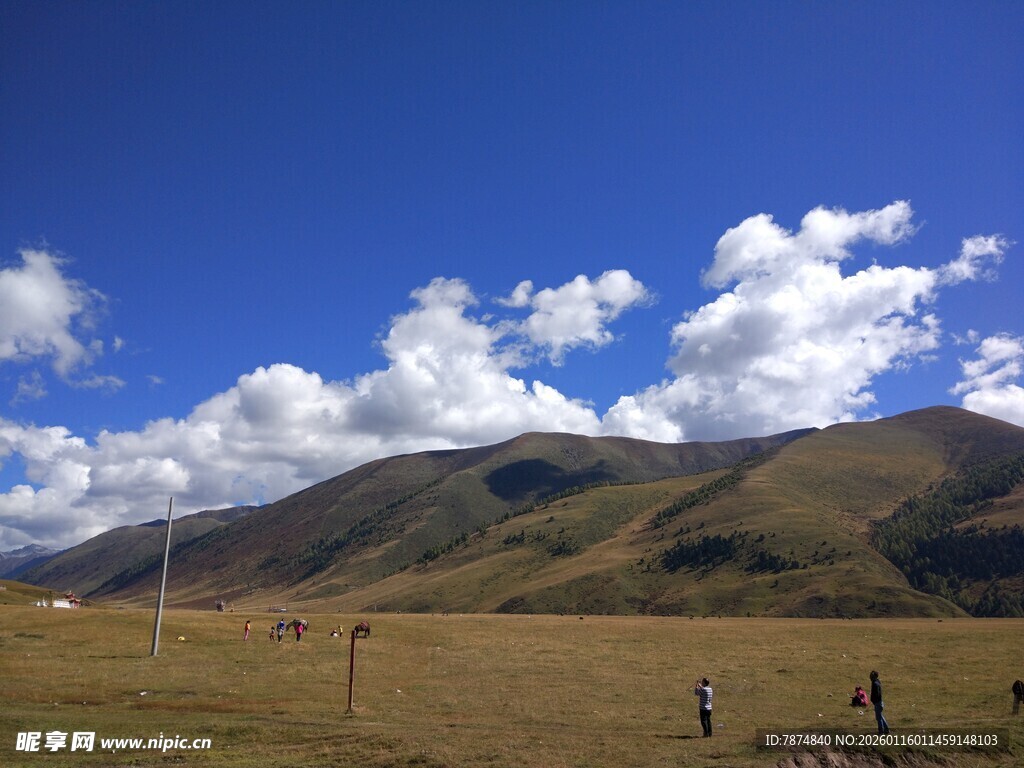 蓝天白云下的壮美山峦