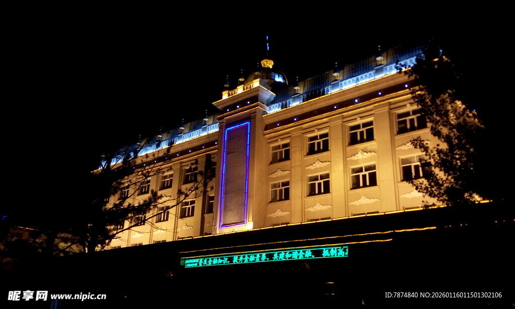 夜晚灯火辉煌的宏伟建筑
