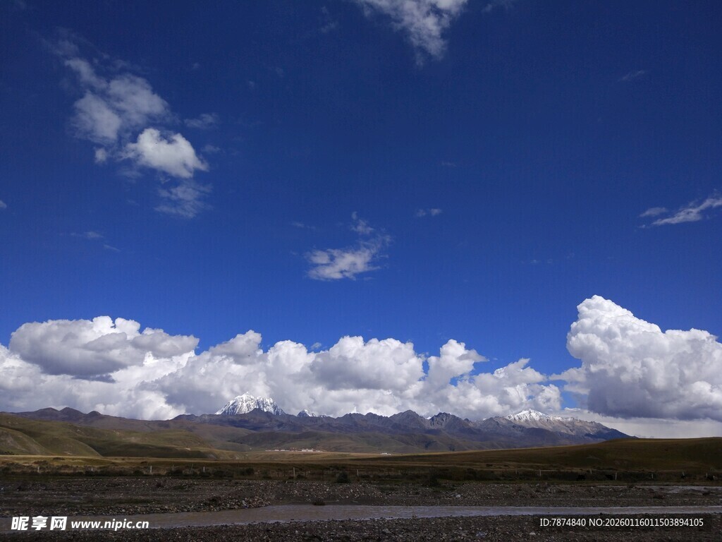 蓝天白云下的广袤原野
