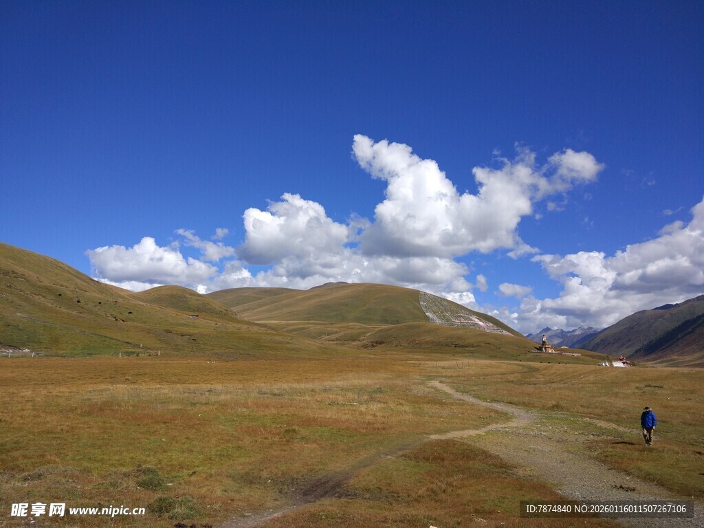 草原蓝天单人漫步风景