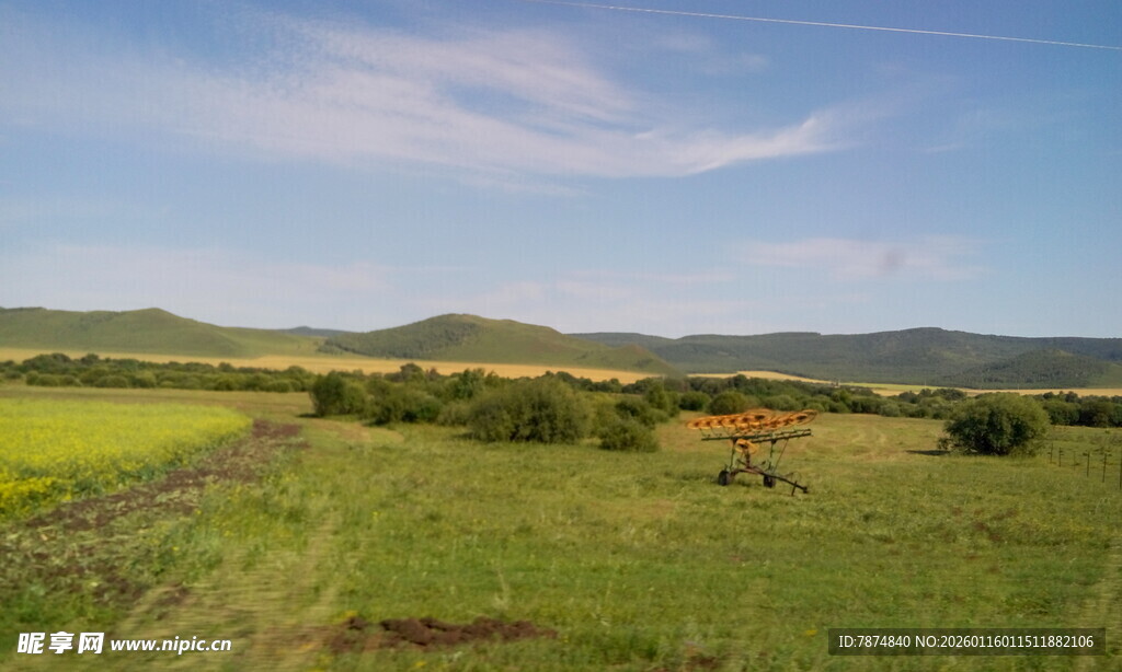 广袤绿野与远山美景