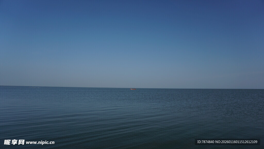 广阔平静的蓝色海面