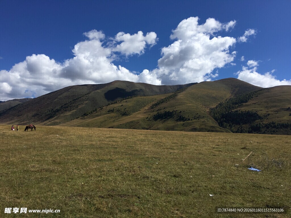 草原山峦蓝天白云美景