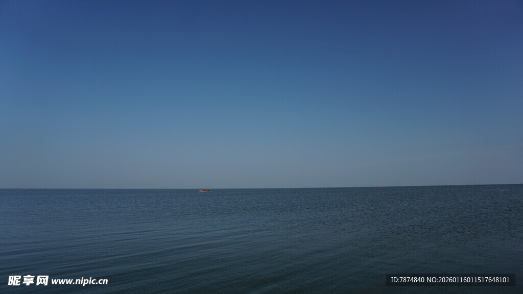广阔海面与蓝天相接